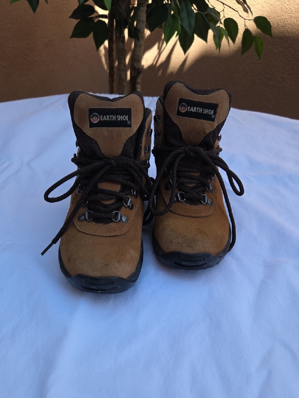 Earth Shoe Women’s Brown Lace-Up Hiking Boots